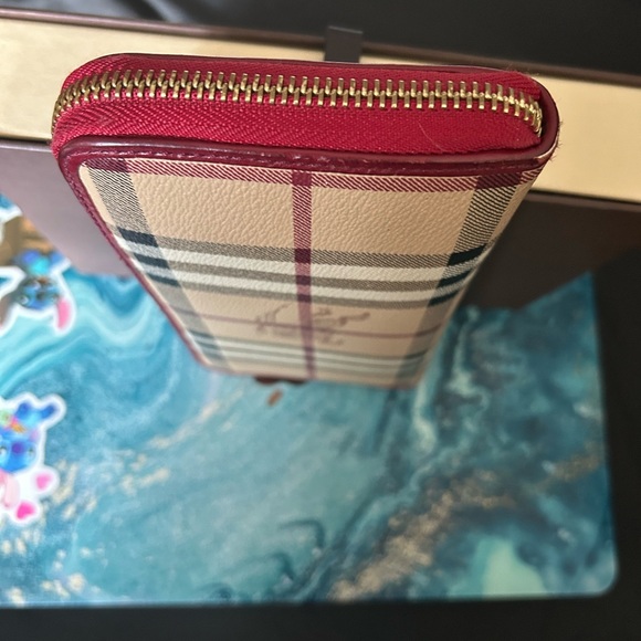 ❌❌ NOT AVAILABLE ❌❌ Beautiful Burberry Zippy Wallet - Picture 6 of 9